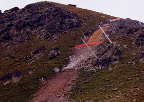 Der extrem steile Starthang (2800 m ü. M.) beim Herrenstart zur Ski-Abfahrt in St. Moritz (Weltcup, Ski-WM) wurde durch unser Implantierungsverfahren begrünt.