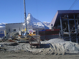Baustelle in Zermatt-Blauherd 2500 m ü. M. vor den Umgebungsarbeiten.